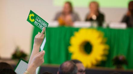 Eine Delegierte hält eine Stimmkarte mit der Aufschrift "Berlin Grünt!" bei der Grünen-Landesdelegiertenkonferenz.