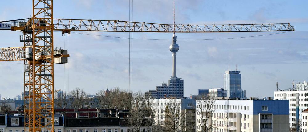 Der Berliner Fernsehturm am Alexanderplatz ist vom Hotel Andels aus hinter Baukränen und Mietshäusern zu sehen.