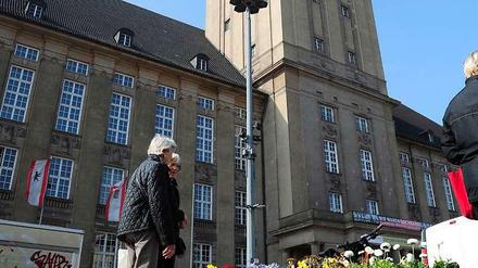 Das Rathaus Schöneberg feiert in diesem Jahr seinen 100. Geburtstag. Eine Reporterin, die das Haus in und auswendig kennt, ist Brigitte Grunert. Sie war angemeldet für einen Rundgang, um ihre vielen Erinnerungen an das altehrwürdige Haus aufzufrischen.