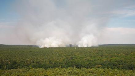 Luftaufnahme vom Waldbrand beim Sprengplatz am Kronprinzessinnenweg in Nikolassee im Grunewald.