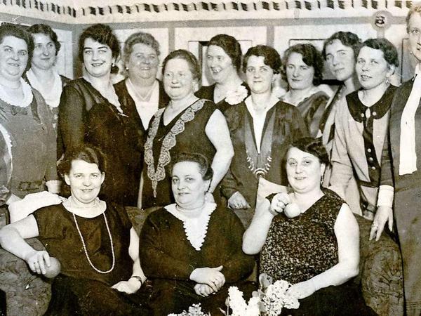 Saalschwestern unter sich. In der Kaiserzeit als Clara Habermann (zweite von rechts) ihr damals noch nach ihrem ersten Mann "Bühlers Ballhaus" benanntes Haus eröffnete, soll es 900 Ballhäuser in Berlin gegeben haben. Hier treffen sich einige der Inhaberinnen Ende der 20er.