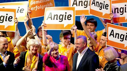 Im Sog. Bundeskanzlerin Angela Merkel bei einer Wahlkampfveranstaltung neben Monika Grütters (v.l.), Berlins Innensenator Frank Henkel und Bundesbildungsministerin Jahanna Wanka (CDU).zu.