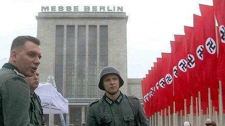 Dreharbeiten zum Tom-Cruise-Film "Operation Walküre" in 2007 am Berliner Messegelände. Hier sind die Hakenkreuze spiegelverkehrt, aber richtig erlaubt ist das auch nicht. Im Falle des Spielfilms fällt die Inszenierung wohl eher unter die Freiheit der Kunst.