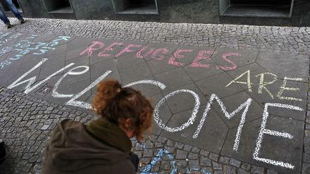 "Flüchtlinge sind willkommen", hat eine Unterstützerin vor das Hostel in der Gürtelstraße geschrieben. 
