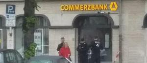 Polizeieinsatz am Donnerstagnachmittag nach dem Banküberfall in Grunewald.