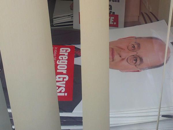 Das Wahlkampfbüro von Gregor Gysi ist verrammelt. Plakate liegen da noch genug herum.