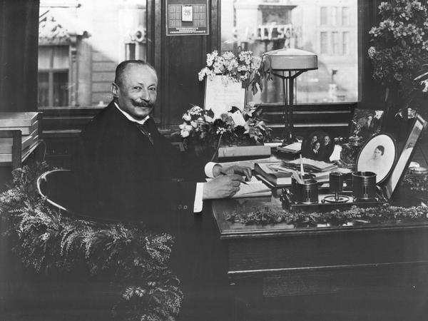 Seine Berlinische Boden-Gesellschaft war die einflussreichste Immobilienbank ihrer Zeit. Georg Haberland (1861-1933) hatte sie von seinem Vater übernommen, einem vermögenden Tuchhändler. Sie baute unter seiner Führung das Bayerische Viertel und etliche weitere bürgerliche Wohnlagen. 