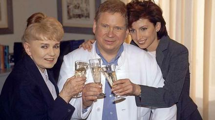 Spielte auch in der TV-Serie "Dr. Sommerfeld - Neues vom Bülowbogen" mit: Waltraud Habicht, hier mit ihren Filmkollegen Marijam Agischewa und Rainer Hunold.