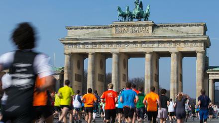 Bei schönstem Wetter ist der 34. Berliner Halbmarathon gestartet.