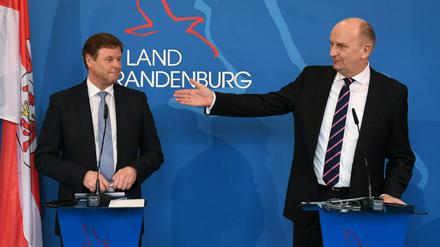 Bekommen Brandenburgs Ministerpräsident Dietmar Woidke (SPD, rechts) und Brandenburgs Finanzminister Christian Görke (Die Linke) ein Denkzettel-Ergebnis für die umstrittene Kreisreform?