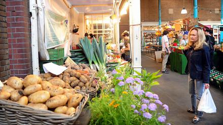 Regionaler Anbau, saisonales Obst und Gemüse: In der Eisenbahnmarkthalle legen die Händler auf Qualität wert. 