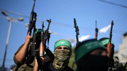 Anhänger der Hamas schwenken ihre Waffen. Die Terrororganisation ging aus der Muslimbruderschaft hervor. 