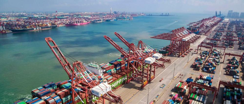 Ein Containerschiff liegt in einem Hafen in Qingdao in der ostchinesischen Provinz Shandong.