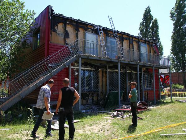 2011 wurden gleich zweimal Brandanschläge auf das  „Anton-Schmaus Haus“, ein Jugendzentrum des Neuköllner Kreisverbandes der Falken, verübt. 