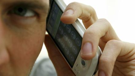Der Staat kann durch die Überwachung von Mobiltelefonen umfangreiche Daten gewinnen. Sind die Maßnahmen legitim?