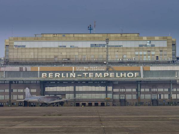 Seit über zehn Jahren steht hier der Flugverkehr still: der Hangar des Flughafen Tempelhof. 