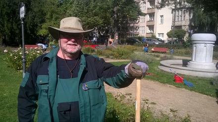Gestatten, der Rosenkavalier: Hans Plank kümmert sich um ein Rosenbeet am Markusplatz in Steglitz.