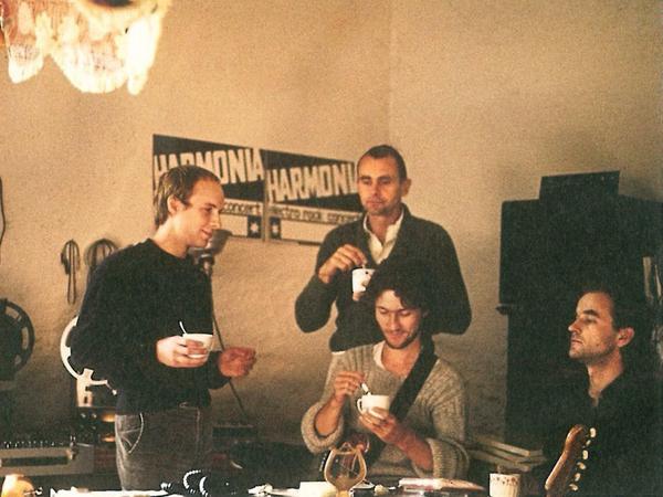 Brian Eno (rechts) improvisierte zusammen Roedelius und seinen Bandkollegen bahnbrechende Musik.