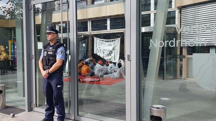 Rund 20 Demonstranten sind in die Landesvertretung von NRW in der Hiroshimastraße eingedrungen. 