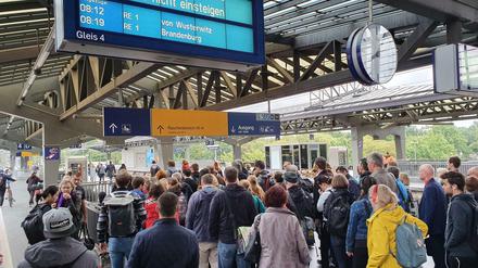 Dichtes Gedränge am Bahnhof: Pendler wollen hier vom RE in andere Verkehrsmittel umsteigen