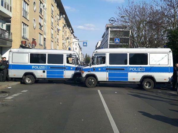 Hier nicht entlang. Die Polizei sperrt die Oranienstraße am Moritzplatz ab. 