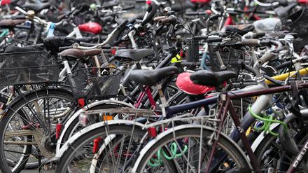In einem Radparkhaus können Räder sicherer untergebracht werden, als im Freien.