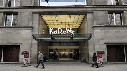 Haupteingang des Berliner Kaufhauses KaDeWe in der Tauentzienstraße in Berlin-Charlottenburg.