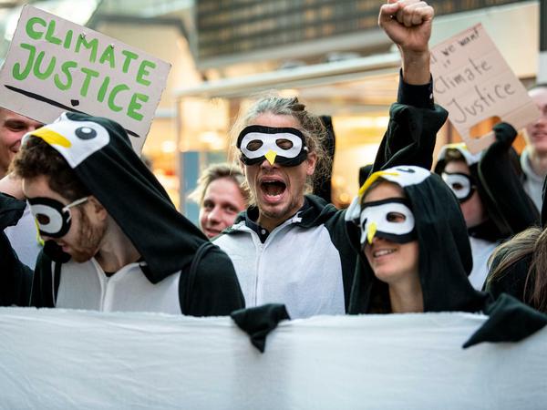Demonstranten des Bündnisses "Am Boden bleiben" wollen auf die Klimaschäden durch den Flugverkehr aufmerksam machen. 