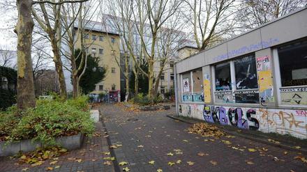 Statt Schülern trifft man seit 2012 in der Gerhart-Hauptmann-Schule Flüchtlinge. Bis zu 200 sollen auf dem Gelände an der Ohlauer-/ Ecke Reichenberger Straße leben.