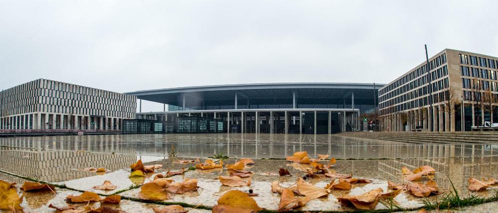 Das Terminalgebäude des Hauptstadflughafens BER in Schönefeld im Herbst 2015.