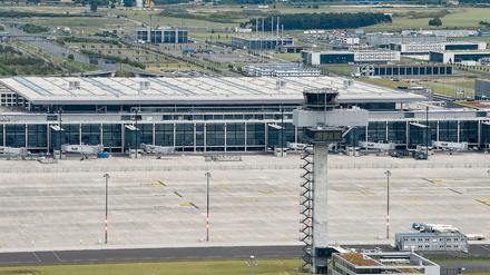 Nicht weniger als eine Milliarden-Bürgschaft soll die öffentliche Hand für den Pannenflughafen übernehmen. 