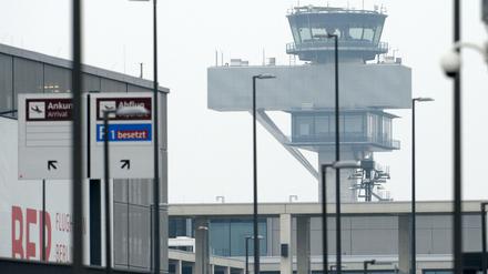 Der Tower der Flugsicherung auf dem Gelände des neuen Hauptstadtflughafens BER.