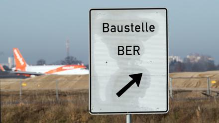 Ein Hinweisschild an der Zufahrt zur Baustelle des Hauptstadtflughafens BER. Der Prozess wegen Betrugs beim Bau des Hauptstadtflughafens BER könnte zu Ende gehen.