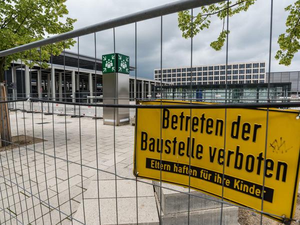 Ein Baustellenzaun und ein Verbotsschild vor dem Terminalgebäude des Hauptstadtflughafens Berlin Brandenburg.