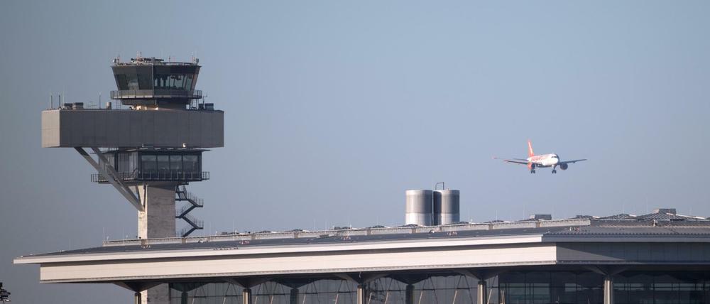72 Meter über Schönefeld. Der BER-Tower ist seit dem Frühjahr 2012 in Betrieb. Die Lotsen arbeiten neben der Baustelle. 
