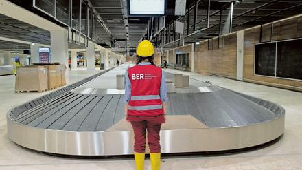 Das Gepäckband im Terminal des neuen Hauptstadtflughafens Berlin Brandenburg Willy Brandt (BER) in Schönefeld jedenfalls steht schon.