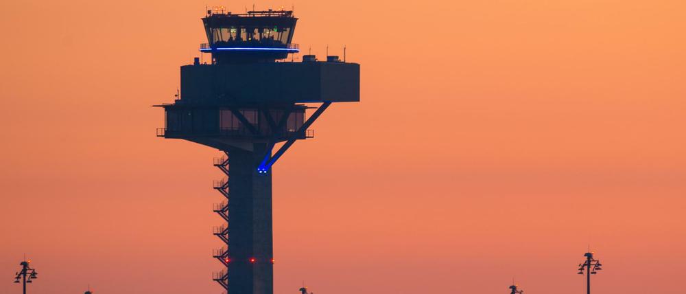 Der Morgenhimmel kurz vor Sonnenaufgang über dem Tower am neuen Hauptstadtflughafens BER.