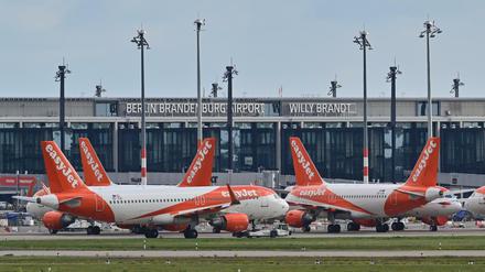 Passagierflugzeuge der britischen Fluggesellschaft Easyjet stehen kurz vor der Eröffnung am neuen Hauptstadtflughafen (BER) bereit.