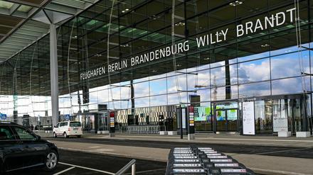 Kaum Passagiere, kaum Einnahmen, aber Milliarden Schulden: Der BER-Hauptstadtairport in Schönefeld, ist finanziell in einer Existenzkrise.  
