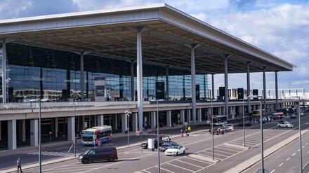 Unterm Strich werden Berlin, Brandenburg und der Bund für die Sanierung der Flughafengesellschaft rund 2,5 Milliarden Euro überweisen.