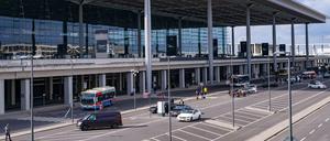 Unterm Strich werden Berlin, Brandenburg und der Bund für die Sanierung der Flughafengesellschaft rund 2,5 Milliarden Euro überweisen.