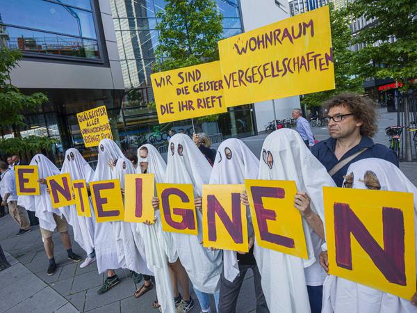 Als Geister verkleidete Demonstranten vor der Hauptversammlung von Deutsche Wohnen in Frankfurt.