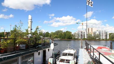 Hausboote im Treptower Hafen, Puschkinallee 16-17 in Berlin-Treptow.