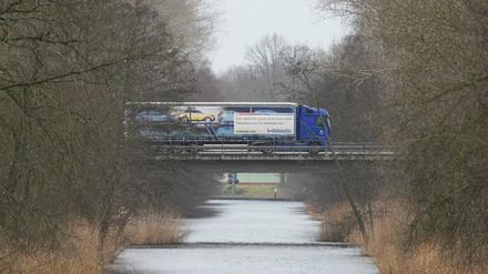 Durch Lkw und Schwerlasttransporte geraten Brücken, im Bild etwa die Havel-Brücke, früher an ihre Grenzen.