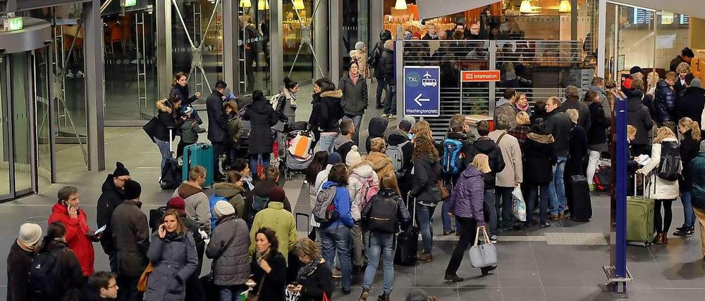Auch am Berliner Hauptbahnhof sind zahlreiche Fahrgäste gestrandet. Die Nachwirkungen von Sturm "Niklas" verhindern ihre Weiterfahrt.