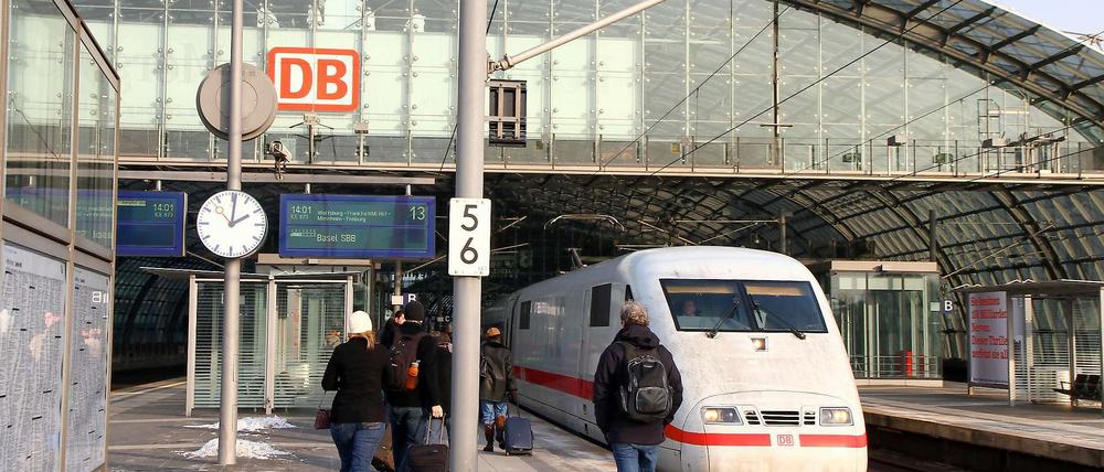 Unterm Berliner Himmel. Viele Fahrgäste am Hauptbahnhof haben kein Dach über dem Kopf, obwohl die ursprüngliche Planung für alle eines vorsah.