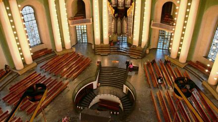 Das Loch des Anstoßes: Die Architekten und das Erzbistum wollen den historischen Durchbruch schließen, die Freunde der St. Hedwigs-Kathedrale wollen es erhalten.