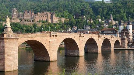 Eine Stadt wie aus dem Bilderbuch: Die Heidelberger Karl-Theodor-Brücke (Alte Brücke) mit dem Schloss und der Altstadt im Hintergrund in Heidelberg. 