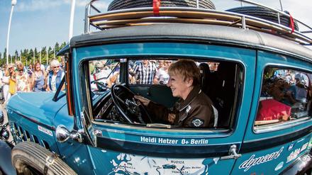  Die ehemalige Rennfahrerin Heidi Hetzer beim Start ihrer Weltreise am Berliner Olympiastadion.