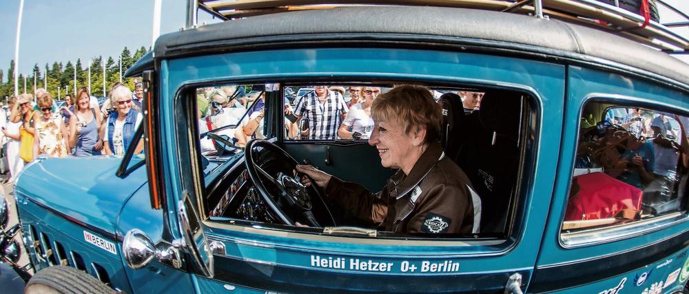  Die ehemalige Rennfahrerin Heidi Hetzer beim Start ihrer Weltreise am Berliner Olympiastadion.